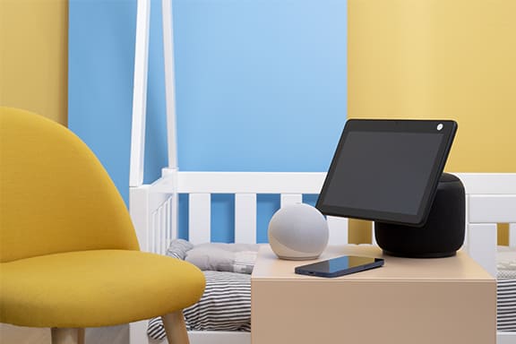 Wszystkie możliwe/niezbędne urządzenia - Echo Dot, Echo Show, smartfon - aby używać Alexy jako elektronicznej niani.